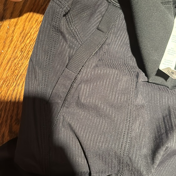 NWT size 2 lululemon in flux cropped joggers - Picture 6 of 8